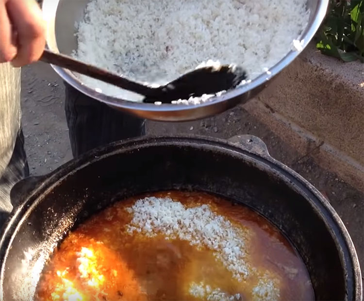 Плов рис и вода. Масло для плова узбекского Загир. Рис в Узбекистане. Заправка для плова на зиму без риса. Рисовая вода приготовление